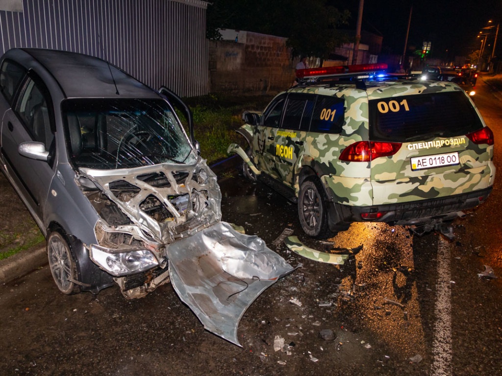 В Днепре авто охраны разбилось в лобовом ДТП с джипом (ФОТО, ВИДЕО)