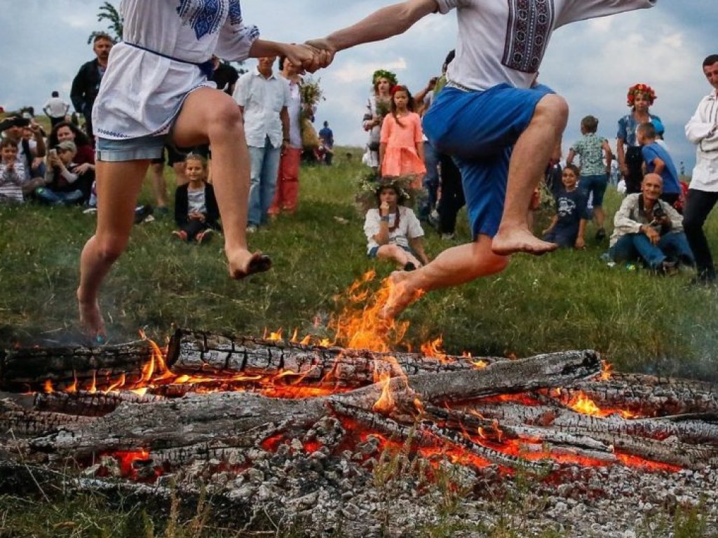 В Черкассах подросток угодил в пламя, прыгая через костер на Ивана Купала (ВИДЕО)