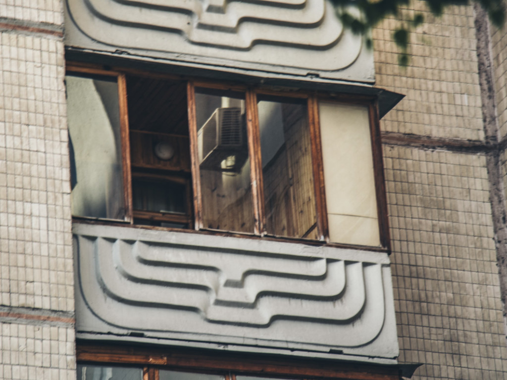 На столичных Осокорках пенсионер выпрыгнул с балкона 5 этажа с предсмертной запиской (ФОТО, ВИДЕО)