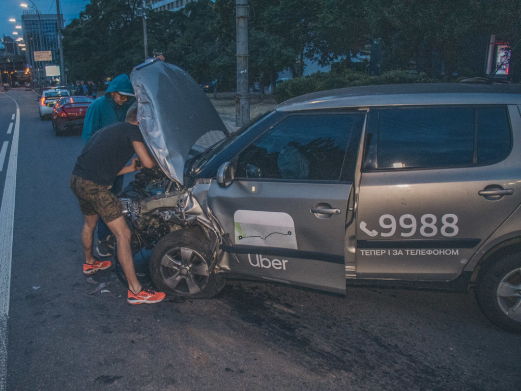 Таксист Uber влетел в Hyundai на Дружбы народов в Киеве (ФОТО, ВИДЕО)