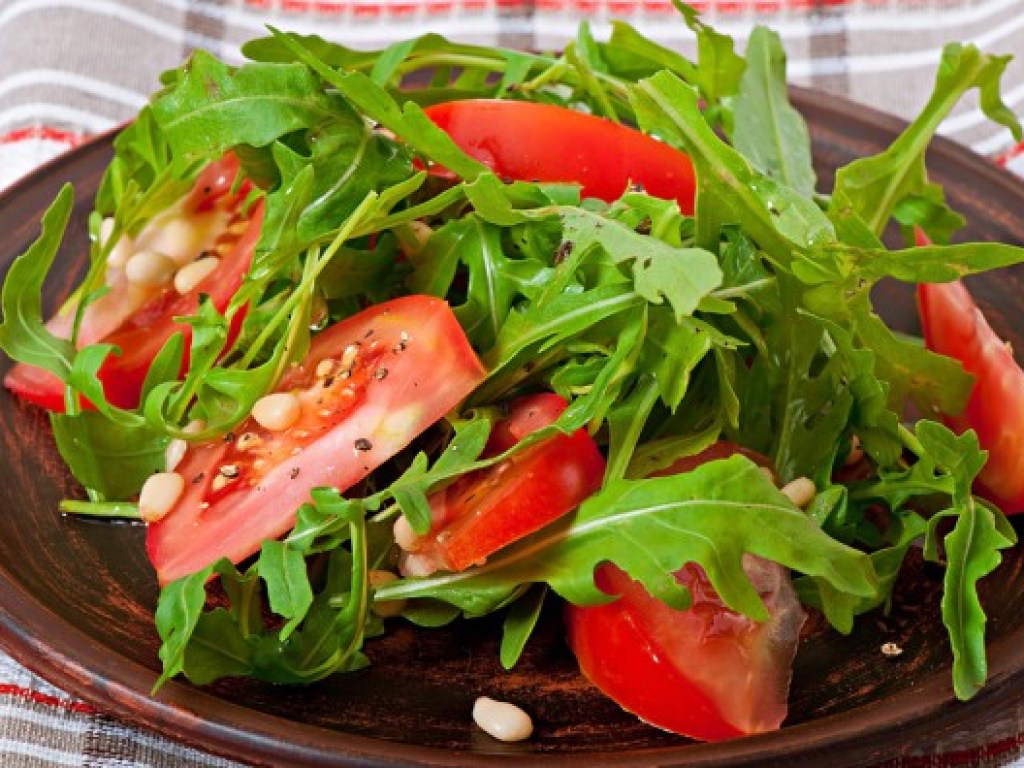 «Бережем тонкую талию»: Чудесный салат для похудения