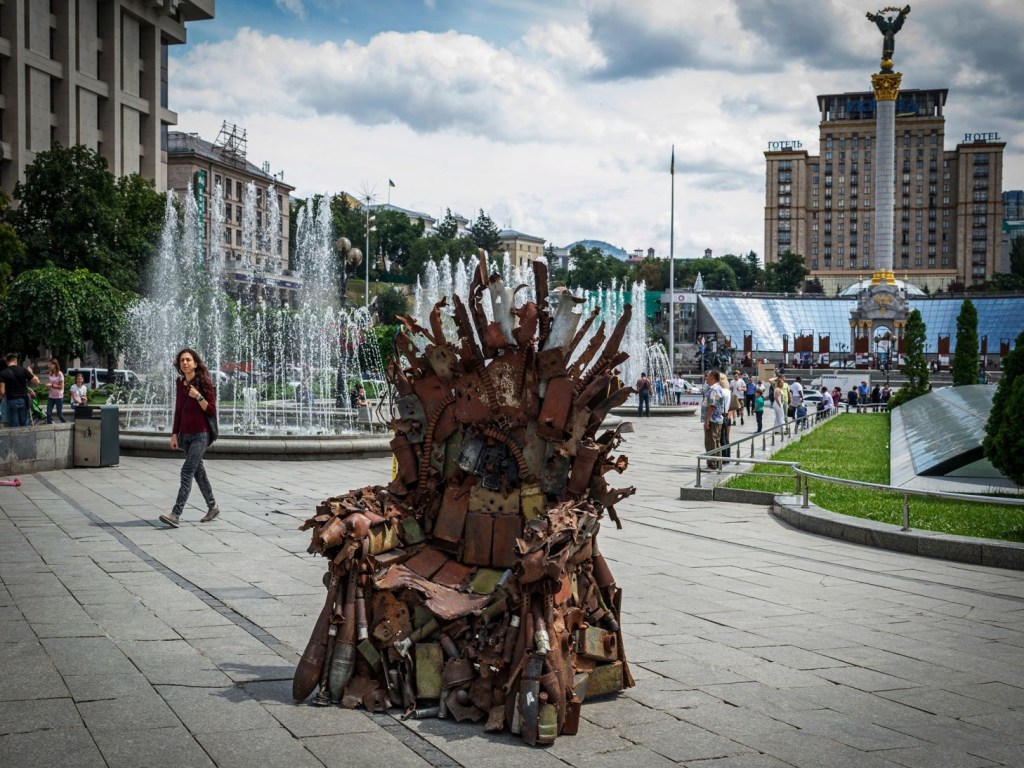 На Майдан принесли трон из ржавых снарядов и осколков военной техники (ФОТО)