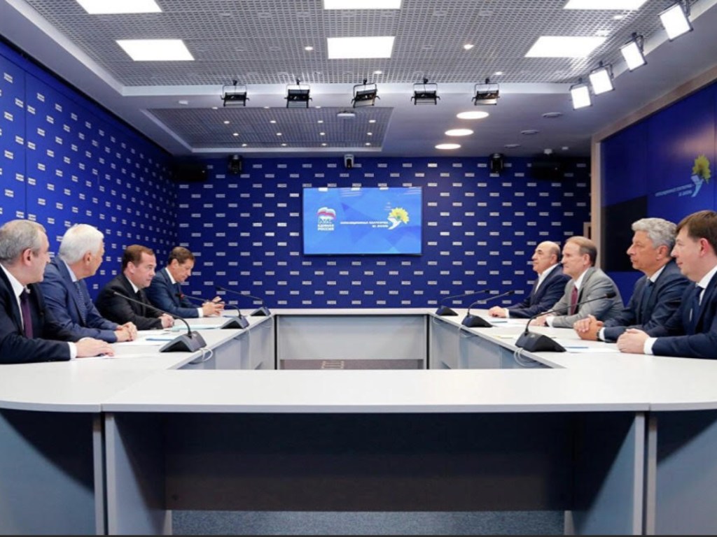 На встрече с премьер-министром РФ Медведчук и Бойко обсудили возможность межпартийного диалога