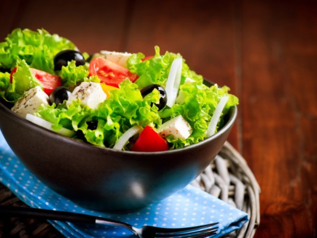 «Худеем на сезонных овощах»: наслаждаемся греческим салатом