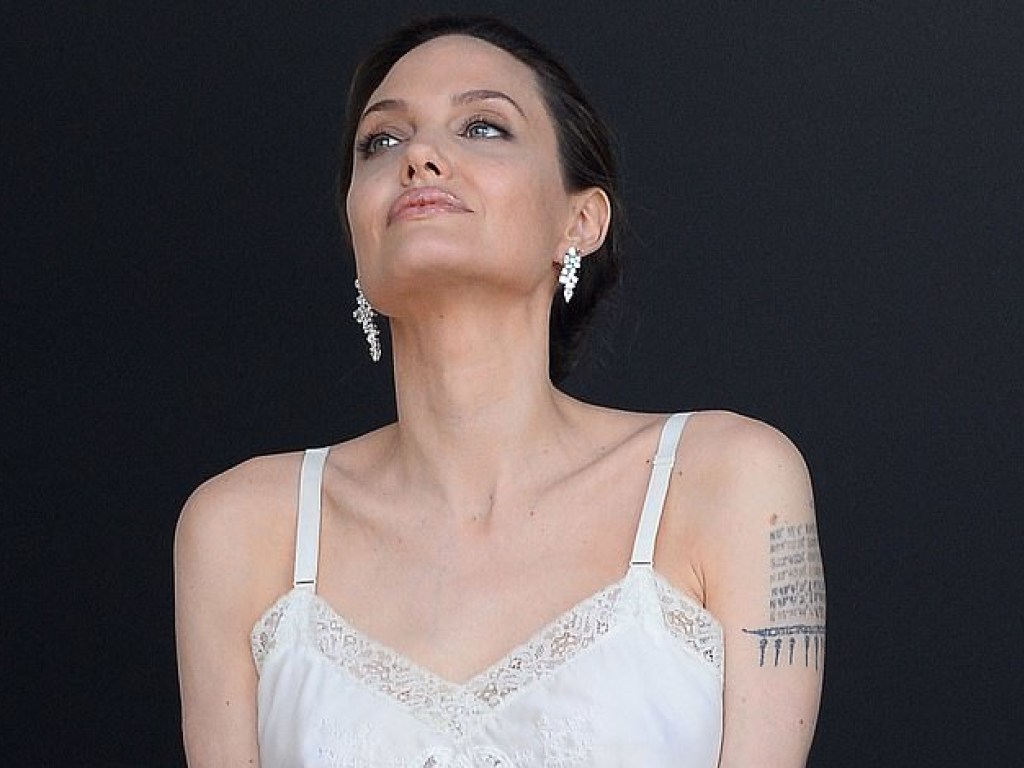 Позировала для рекламы бренда: 44-летняя Анджелина Джоли восхитила поклонников своей красотой (ФОТО)