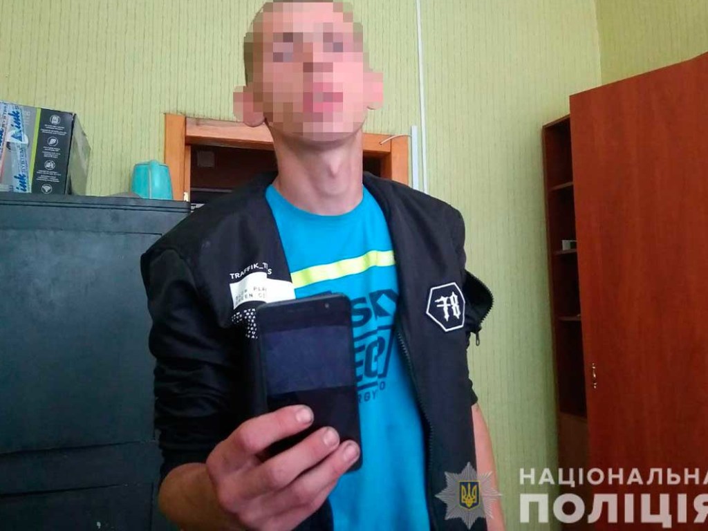 В Харьковской области пьяный мужчина избил парня и забрал у него смартфон (ФОТО)