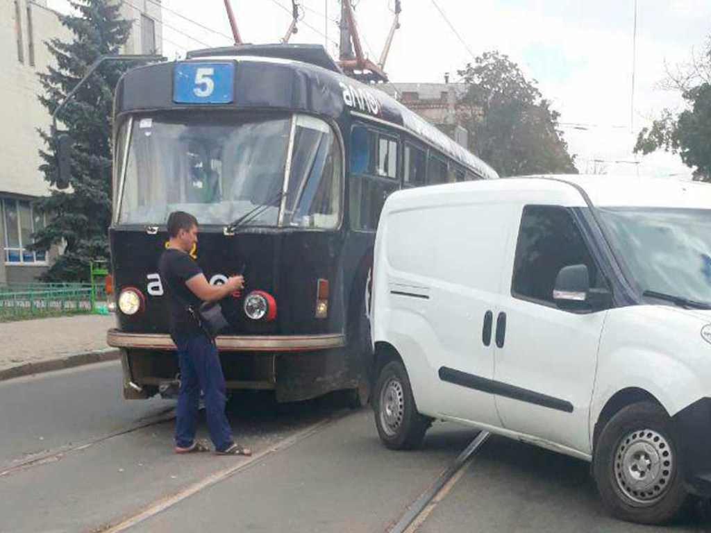 Пассажиры трамвая избили водителя фургона в Харькове (ФОТО, ВИДЕО)