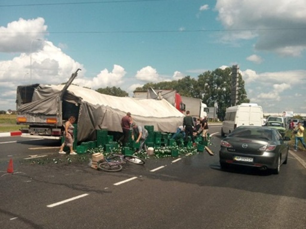 Под Киевом на Бориспольской трассе перевернулся грузовик с пивом (ФОТО)