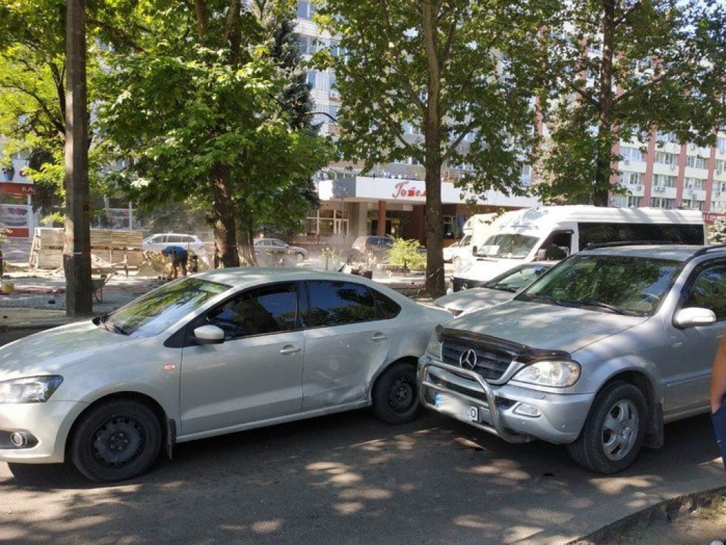 В Николаеве ДТП: столкнулись Volkswagen и Mercedes (ФОТО)