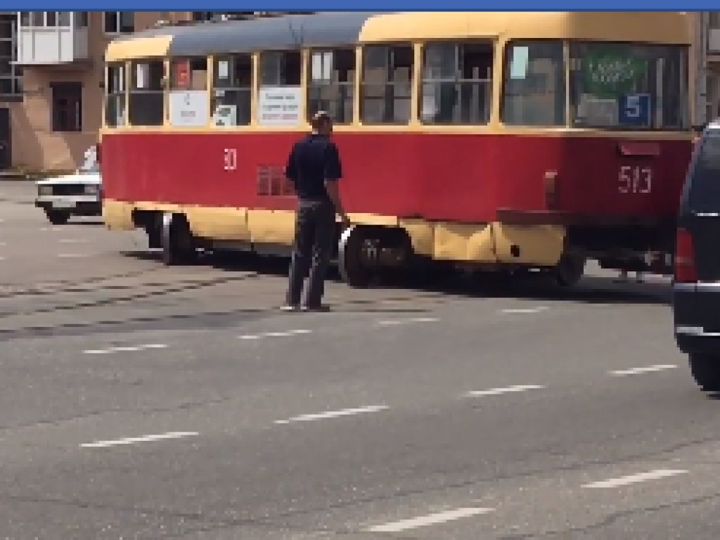 В Харькове трамвай сошел с рельсов, движение заблокировано (ВИДЕО) 