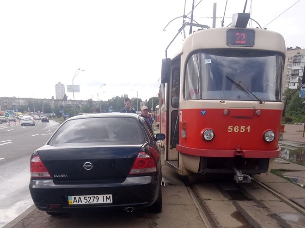 На Дарнице в Киеве «герой парковки» оставил авто прямо на трамвайной остановке (ФОТО)