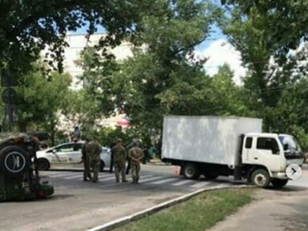 В Северодонецке перевернулся военный автомобиль (ФОТО)