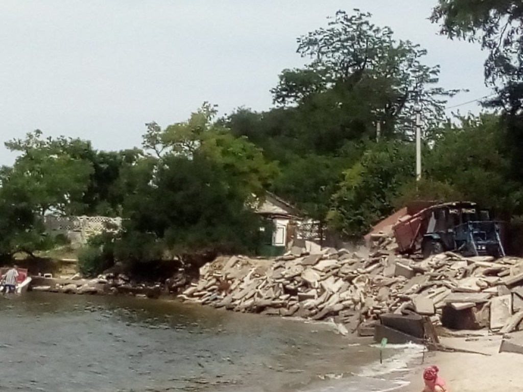 В Николаевской области на море устроили строительную свалку (ФОТО)