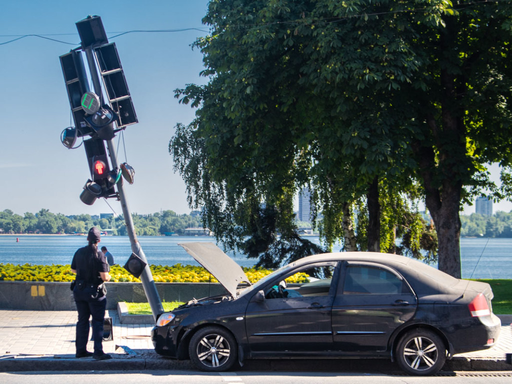 Ослеп от солнца: В Днепре водитель Kia свалил светофор (ФОТО, ВИДЕО)