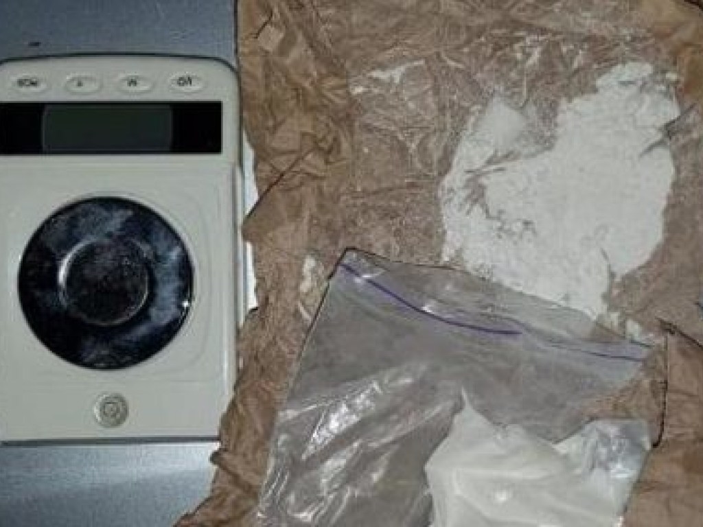 В Киеве полиция обнаружила у жителя Сум кокаин на 300 тысяч гривен и весы (ФОТО)