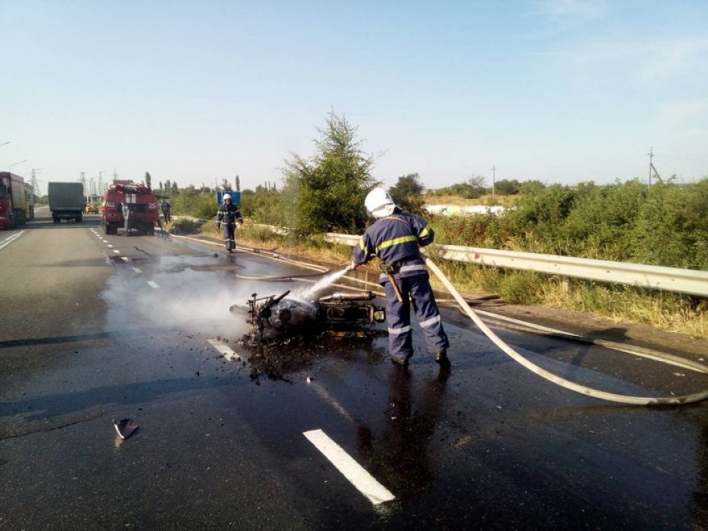 На Николаевщине мотоцикл влетел в авто и загорелся (ФОТО)
