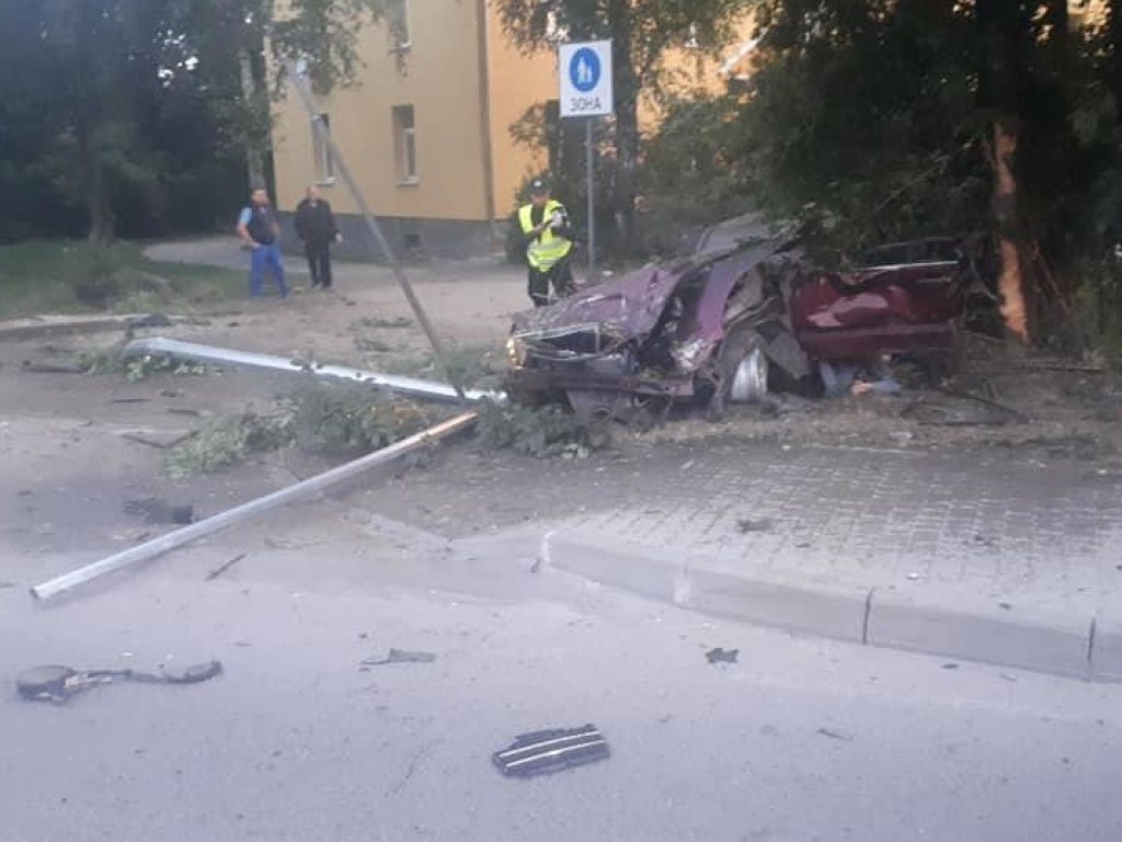 Во Львове погибла 21-летняя девушка за рулем Mercedes-Benz: пыталась сбежать с места ДТП (ФОТО)