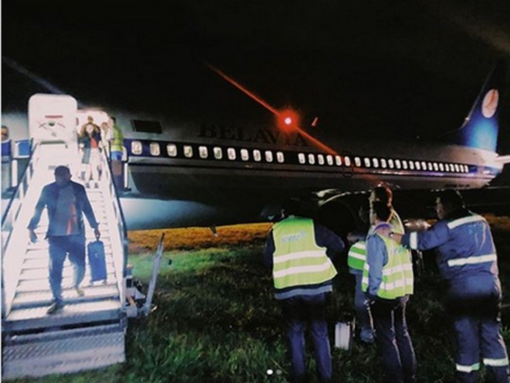 Аэропорт не работает: В «Жулянах» самолет, где было 139 пассажиров, вылетел за пределы посадочной полосы (ФОТО, ВИДЕО)