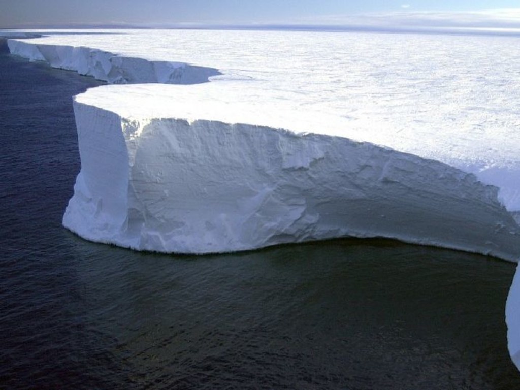 В открытый океан вышел айсберг весом в триллионы тонн