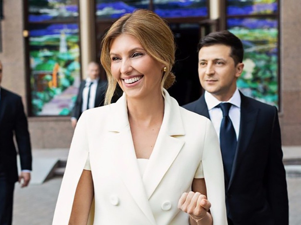 Супруга Зеленского продемонстрировала элегантный белый костюм (ФОТО)