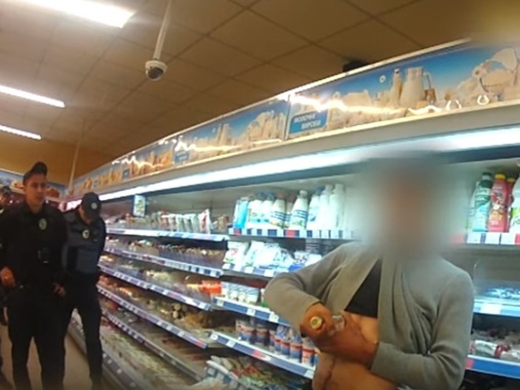 В супермаркете в Сумах мужчина пытался вспороть себе живот осколком стекла (ФОТО, ВИДЕО)