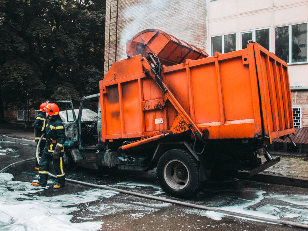 В Киеве по дороге возле КПИ ехал горящий мусоровоз (ФОТО, ВИДЕО)