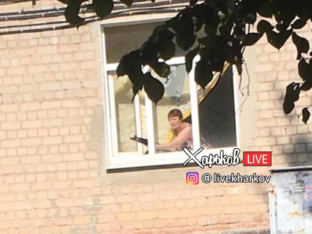 В Харькове пенсионерка угрожала детям автоматом из окна (ФОТО)
