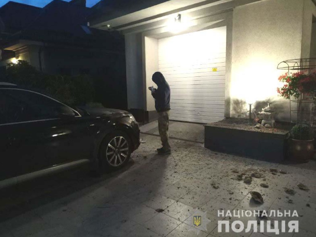В Ровно во дворе дома предпринимателя взорвалась граната (ФОТО)