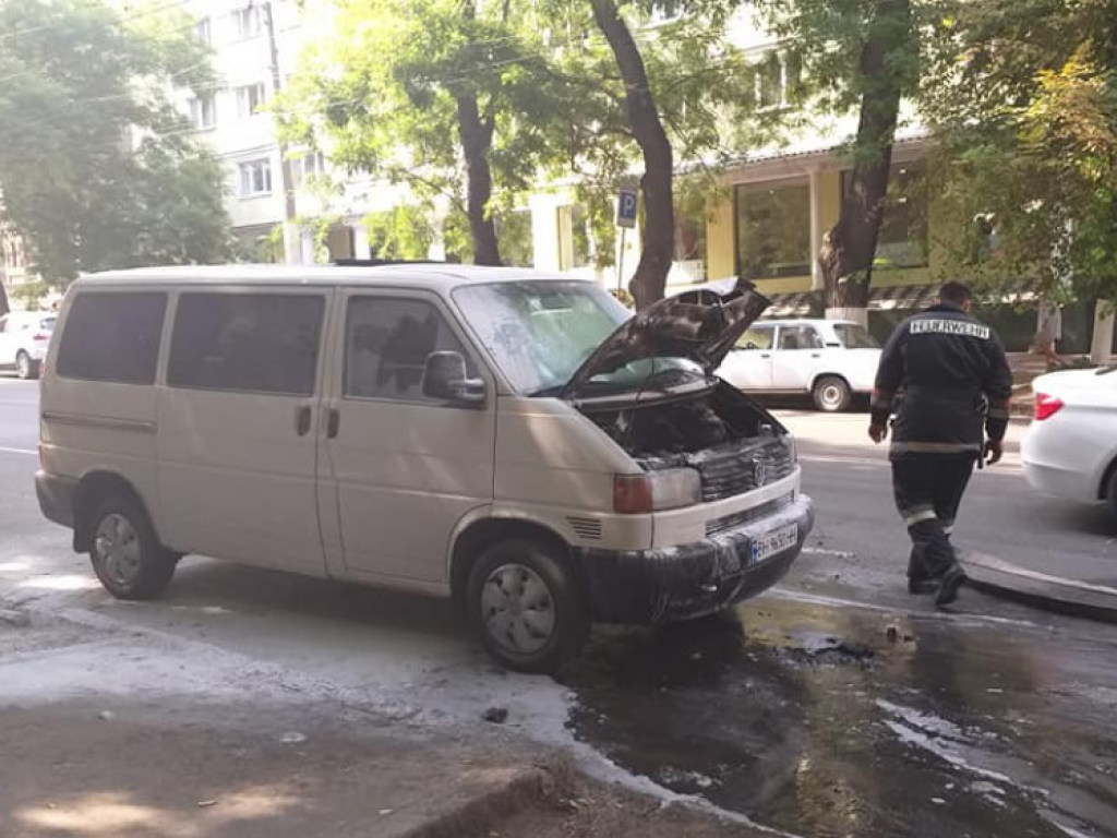 В центре Одессы вспыхнул микроавтобус Volkswagen (ФОТО)