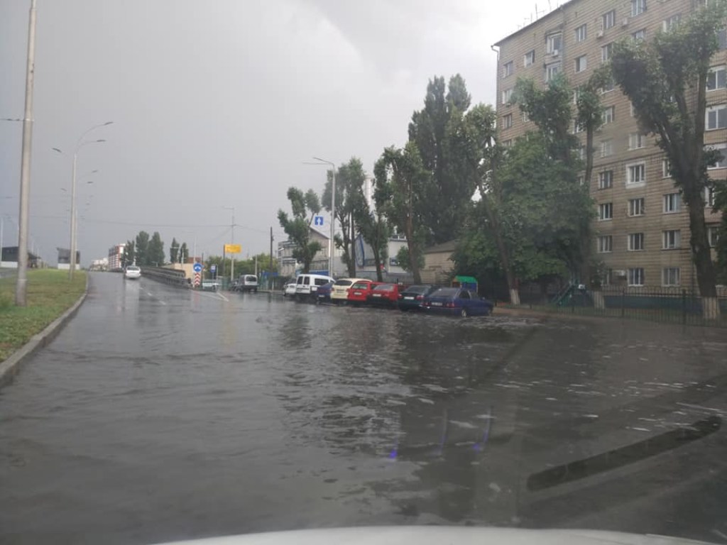 Ливень в Киеве: в Соломенском районе затопило несколько улиц (ФОТО)