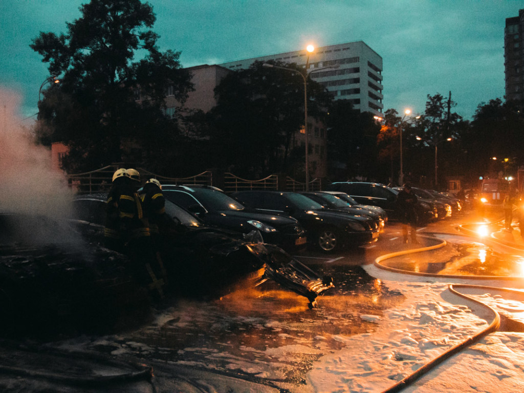 В Киеве ночью горел Mercedes: огонь повредил еще два авто (ФОТО, ВИДЕО)