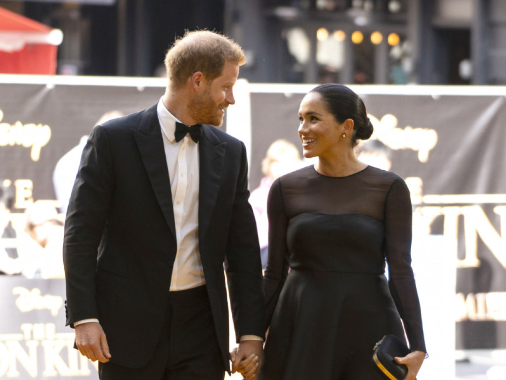 Принц Гарри и Меган Маркл блеснули классическими нарядами на премьере фильма в Лондоне (ФОТО)