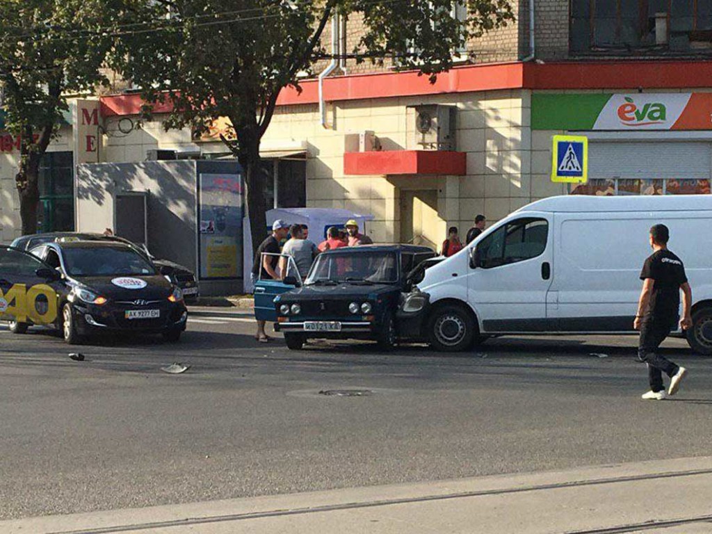 Ехали на полной скорости: в Харькове микроавтобус врезался в ВАЗ (ФОТО)