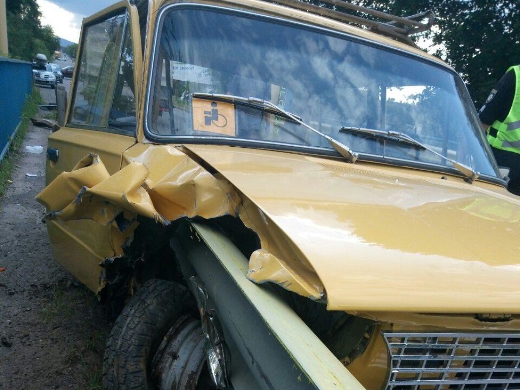 На Львовщине отбойник пробил насквозь автомобиль, погибла женщина (ФОТО)