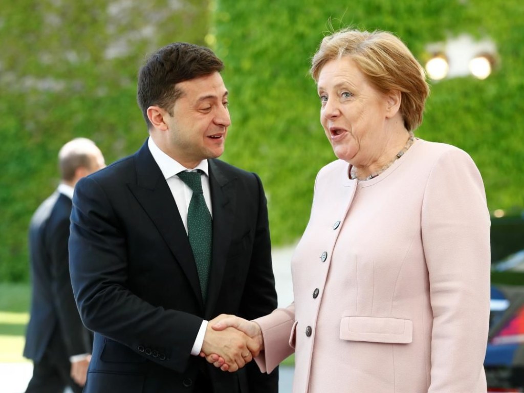 Зеленский и Меркель обсудили активизацию мирного урегулирования ситуации на Донбассе