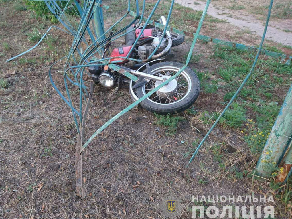 Пьяный 40-летний байкер протаранил школьный забор под Харьковом (ФОТО)