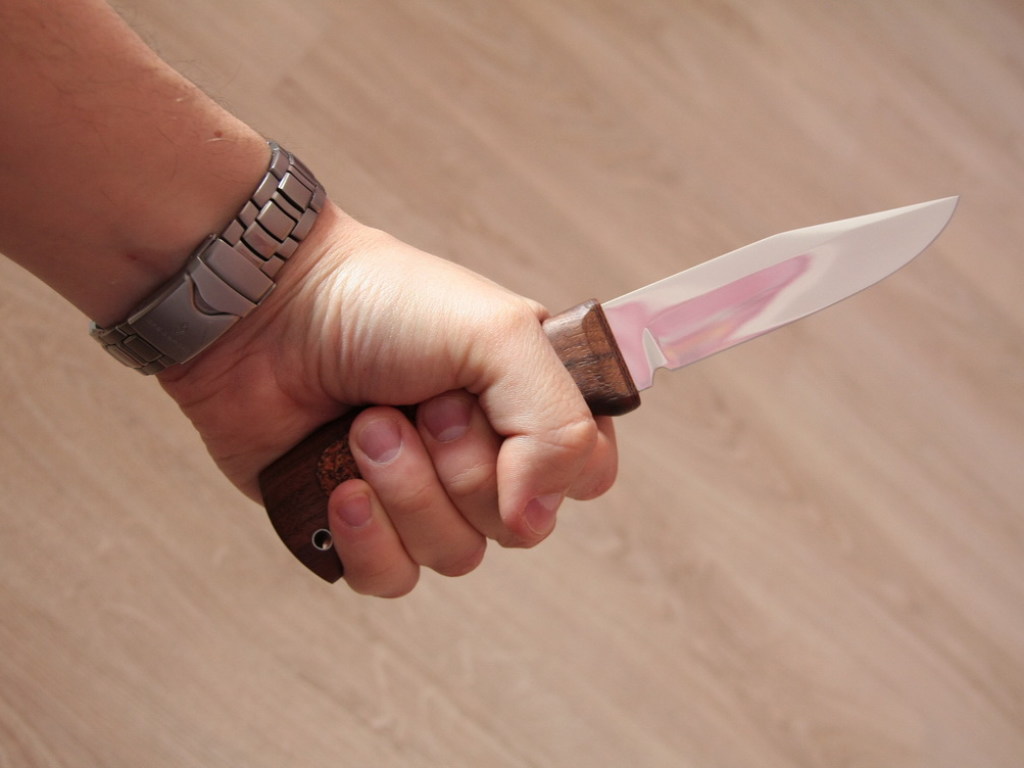 На Закарпатье гость получил удар ножом в живот от хозяйки дома