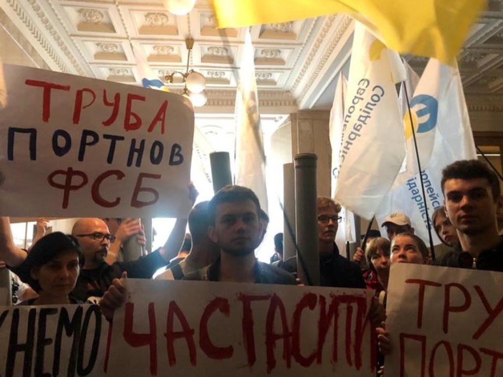 Политолог о митингующих в здании ГБР: правовые механизмы в Украине не работают