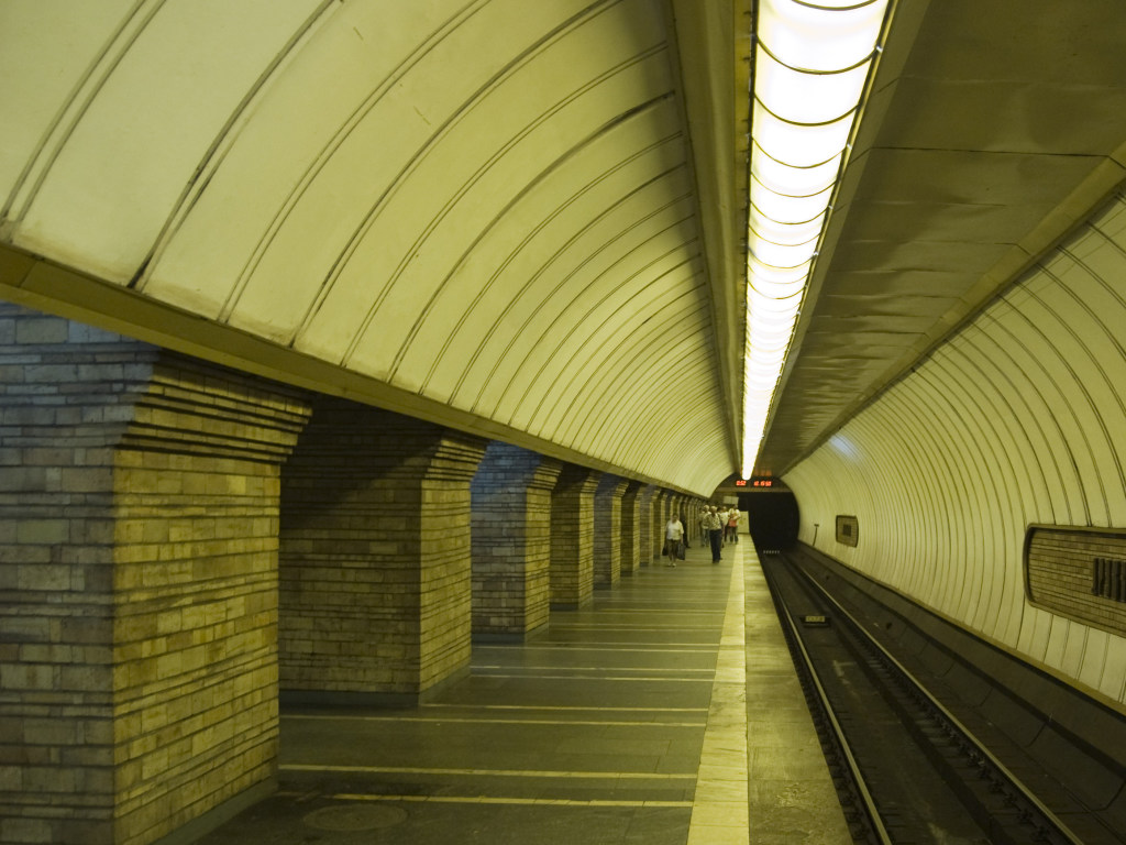Человек упал на рельсы: В Киеве в метро произошло ЧП – СМИ