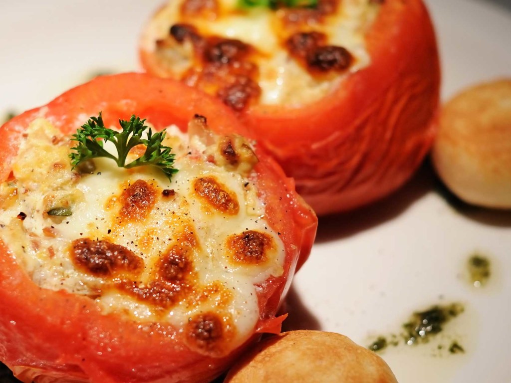 Рецепт дня: Фаршированные помидоры &#8212; вкусное украшение праздничного стола