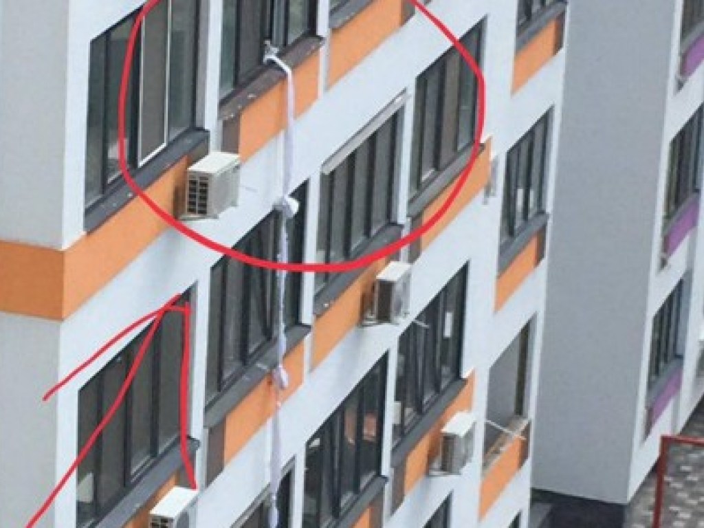 Жена держала взаперти: мужчина сбежал из квартиры по связанным простыням с 5 этажа в Вишневом (ФОТО)
