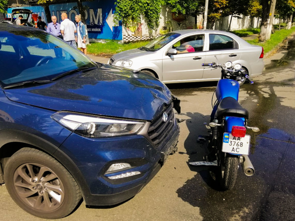 На перекрестке в Киеве не поделили дорогу Hyundai и мотоцикл Yamaha, пострадал байкер (ФОТО)