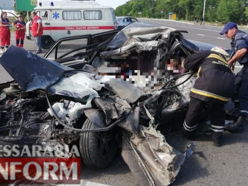 Страшное ДТП на трассе Одесса-Рени: столкнулись Volkswagen и грузовика MAN, 4 человека погибли (ФОТО)