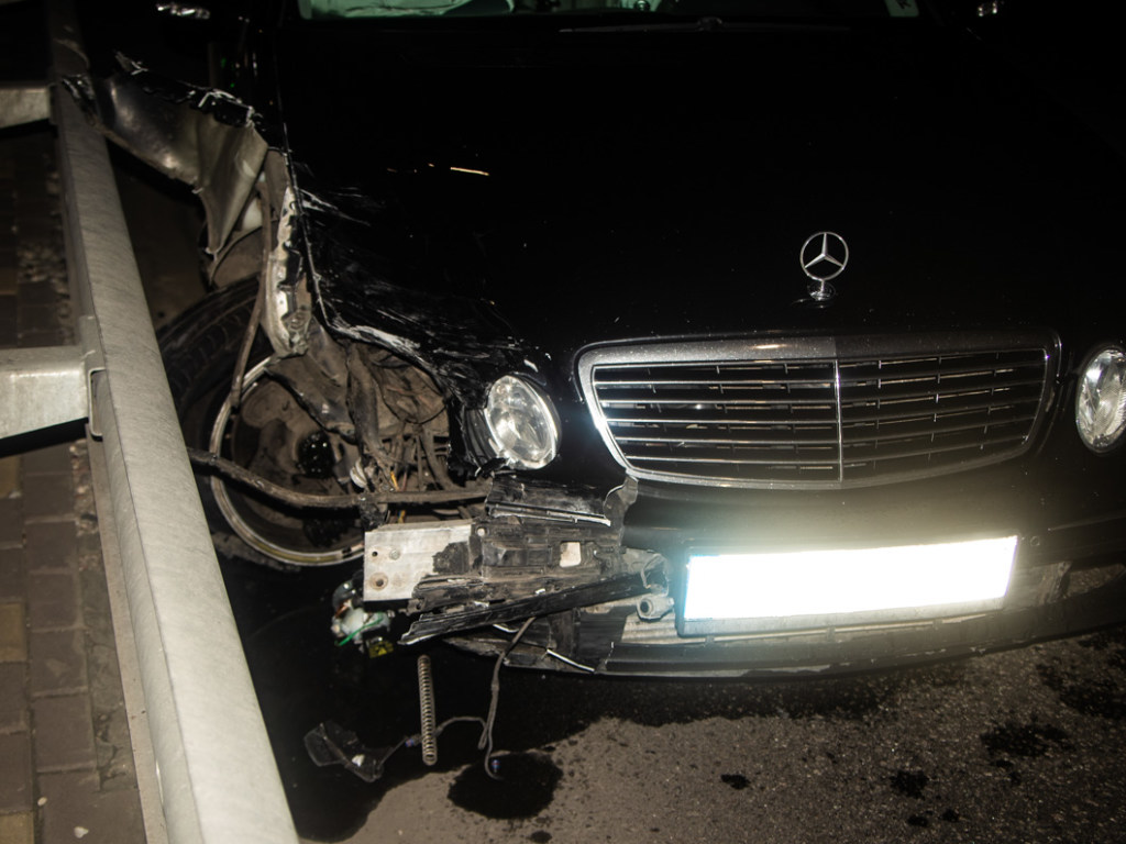 Под Пешеходным мостом в Киеве у автомобиля такси оторвала колесо от столкновения с Mercedes (ФОТО, ВИДЕО)