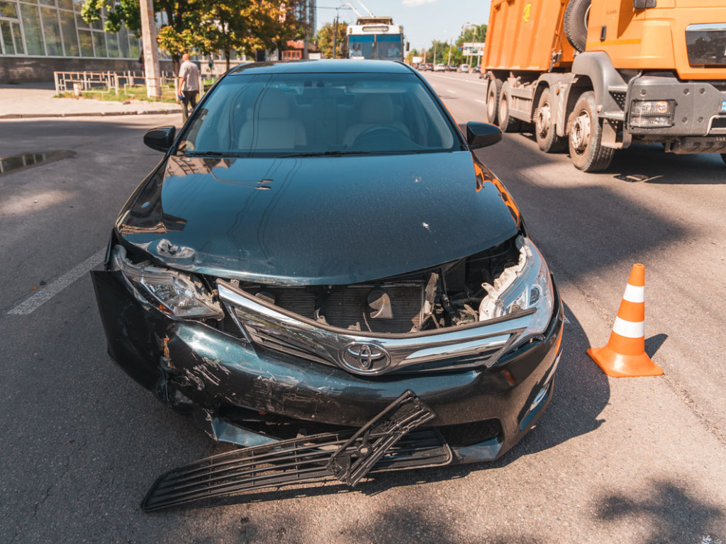 В Днепре столкнулись Toyota и мотоцикл, есть пострадавшая (ФОТО)