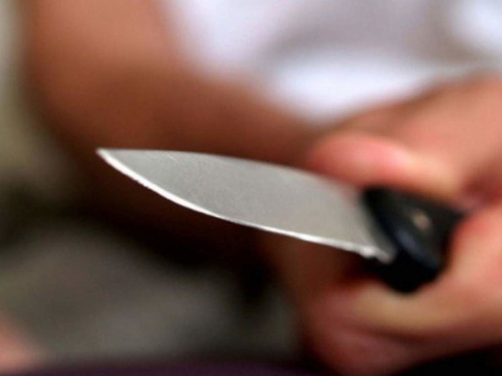 В Днепре прохожий напросился с ножом на продавца арбузов (ВИДЕО)