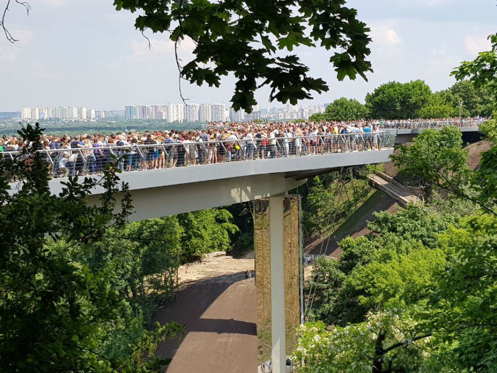 СМИ узнали об огромных долгах перед подрядчиками за «мост Кличко»