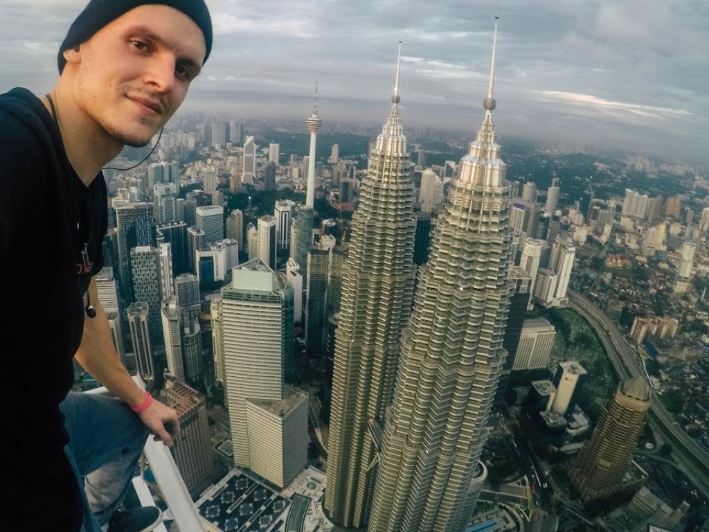 Выше самых высоких небоскребов мира: украинский руфер «покорял» необычную вершину в Малайзии (ВИДЕО)