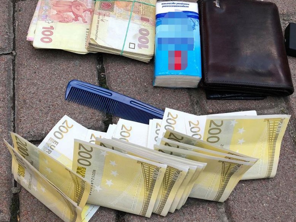 В Киеве «на горячем» взяли фальшивомонетчика с 5 тысячами фальшивых евро (ФОТО)