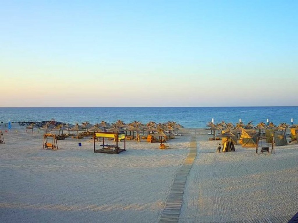 На курорте в Азовское море зафиксировали разлив нефтепродуктов (ФОТО)